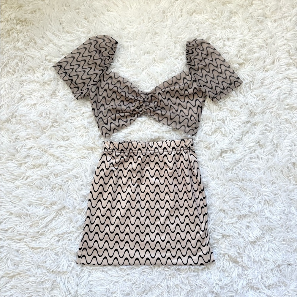 SHEIN Beige Mini Dress Set with Black Wavy Print